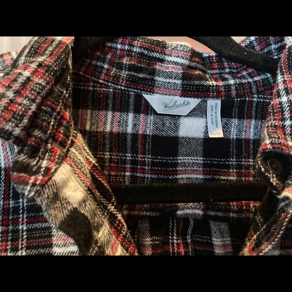 Ladies Woolrich long sleeve button down flannel shirt. Fitted w/ breast pockets. - Picture 7 of 8